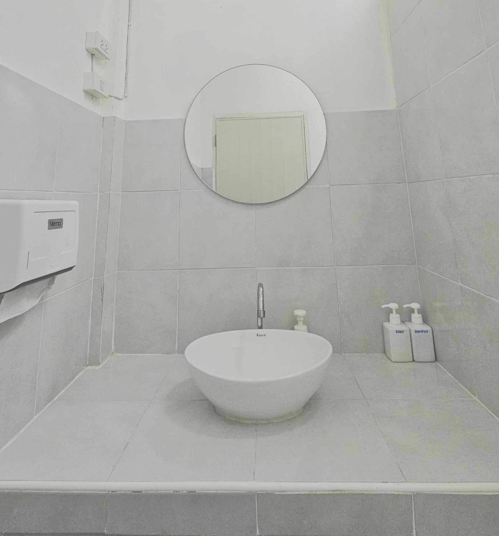 W District Guesthouse กรุงเทพมหานคร ภายนอก รูปภาพ